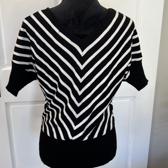 Questions by say what size small V-neck short sleeve sweater very slimming - Picture 4 of 4